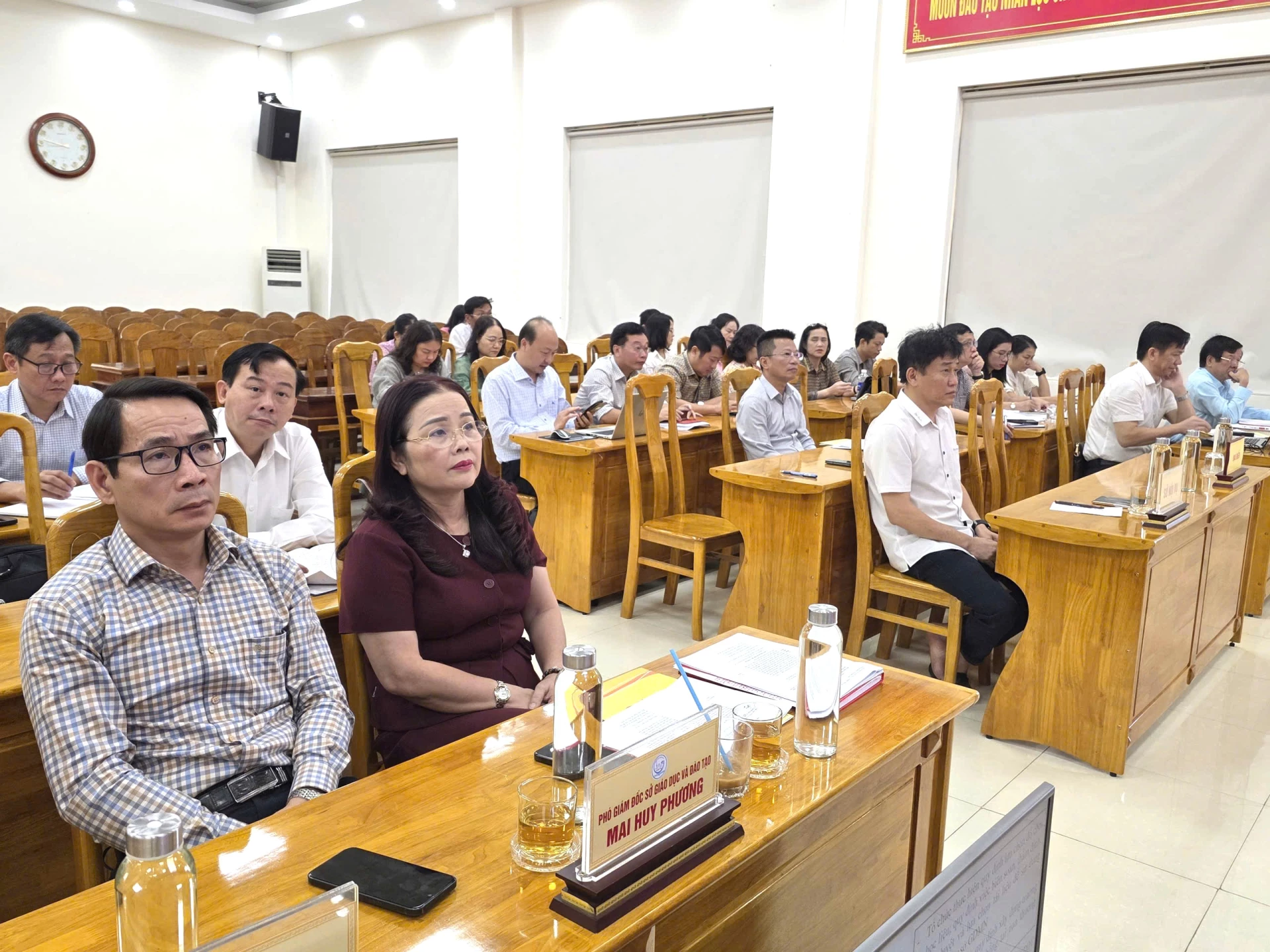 Các đại biểu tham dự tại điểm cầu Sở giáo dục và Đào tạo - Ảnh: T.T
