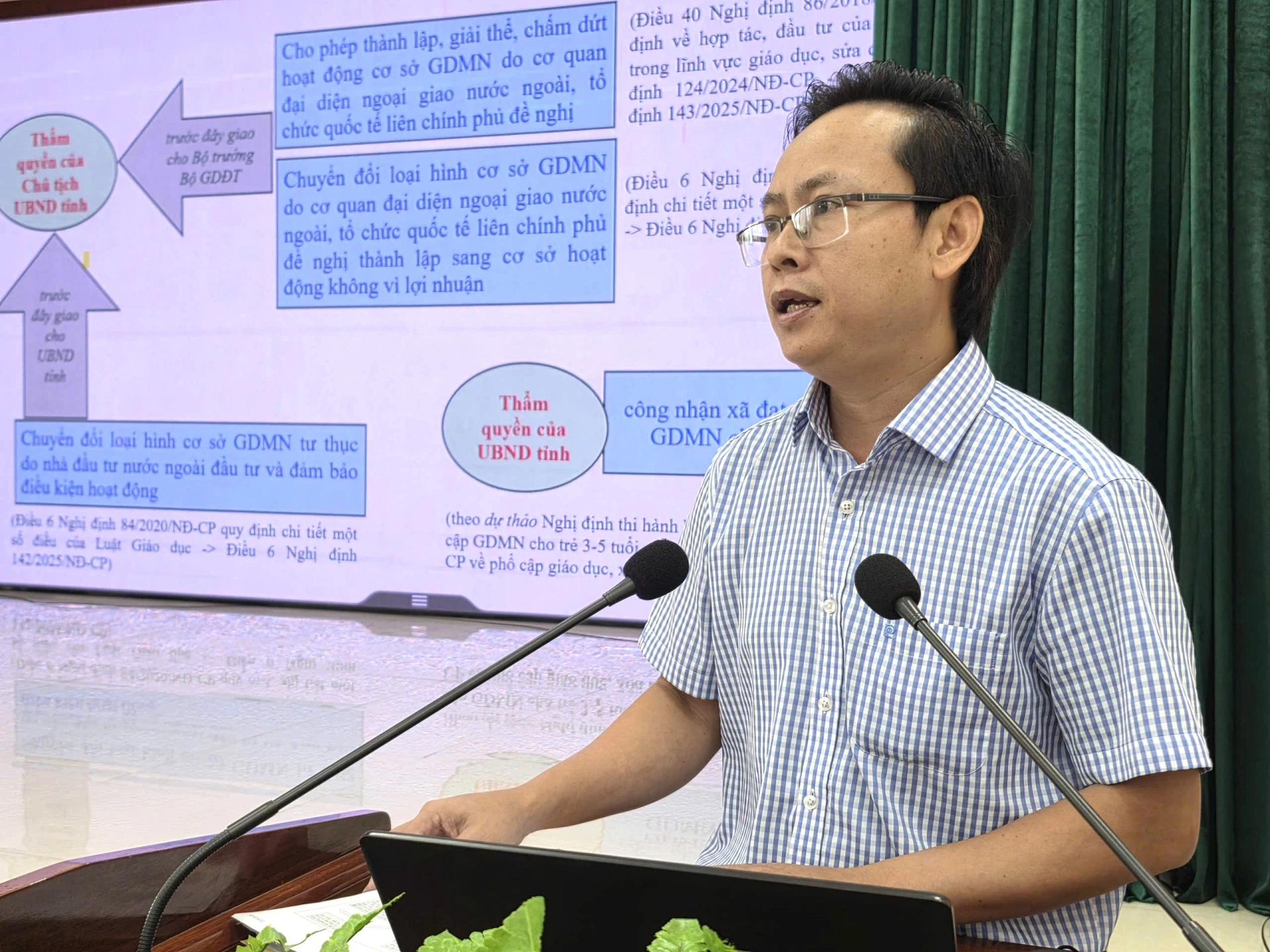 Đại diện phòng chuyên môn của Sở Giáo dục và Đào tạo triển khai nội dung - Ảnh: T.T
