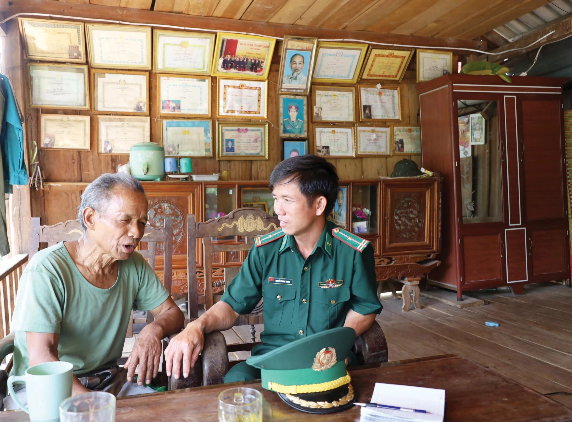Nguyên Chủ tịch UBND xã Dân Hóa (cũ) Hồ Pheo trò chuyện cùng cán bộ Biên phòng -Ảnh: V.M