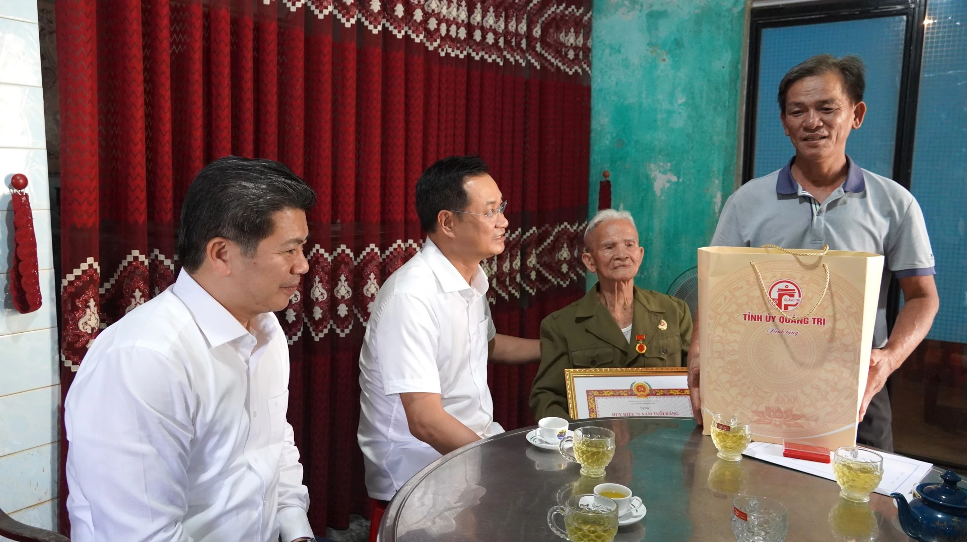 Đại diện gia đình ông Phạm Cảnh Tượng cám ơn trước sự quan tâm của lãnh đạo tỉnh - Ảnh: QV
