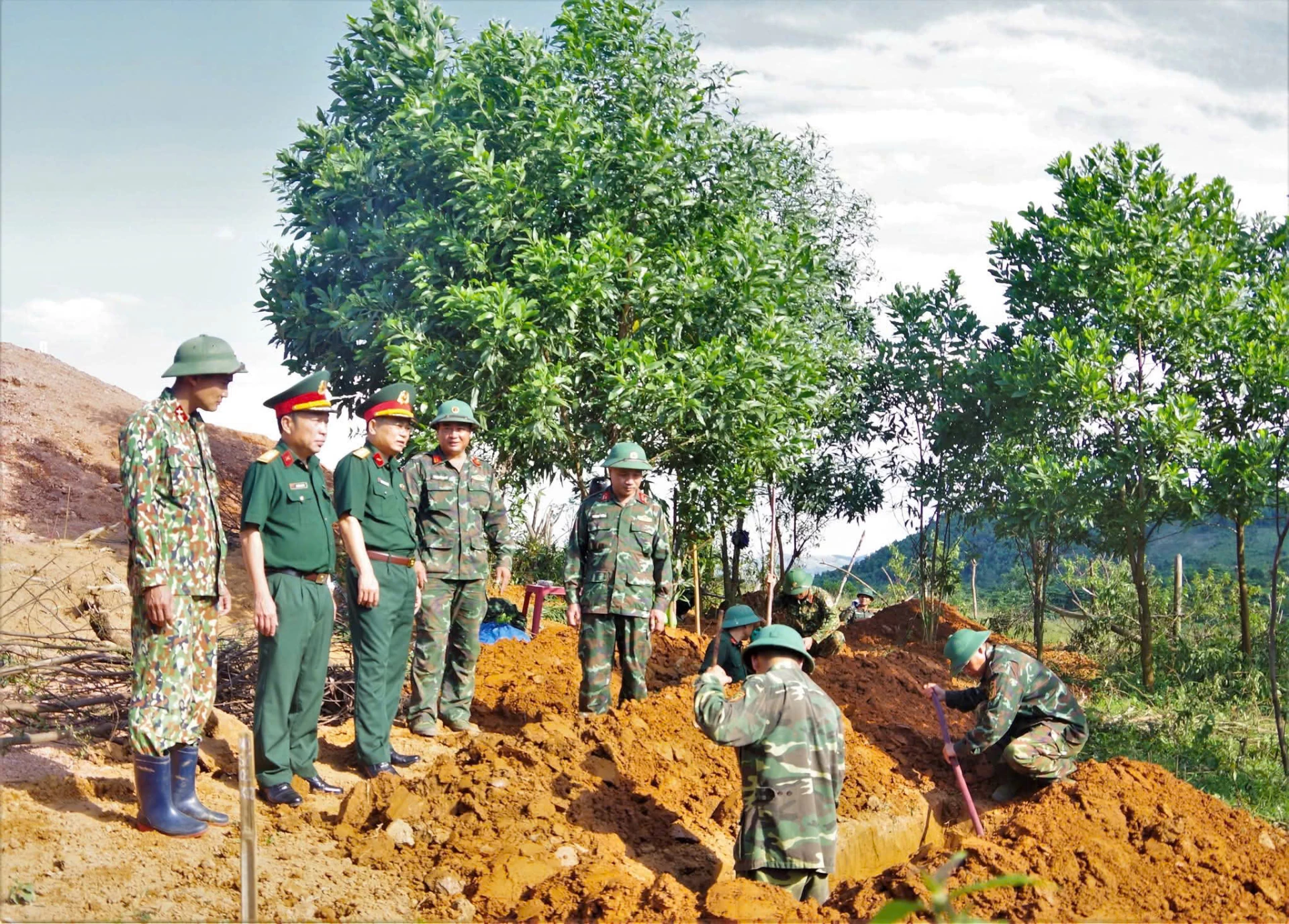 Đội Quy tập hài cốt liệt sĩ Đoàn Kinh tế - Quốc phòng 337 mở rộng khu vực tìm kiếm tại xã Khe Sanh - Ảnh: L.T
