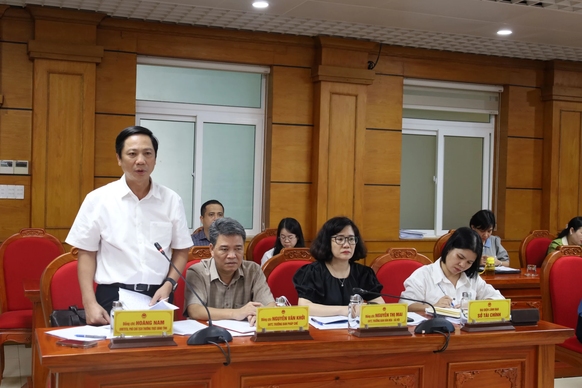 Đồng chí Hoàng Nam, Phó Chủ tịch Thường trực UBND tỉnh phát biểu tại Phiên họp thứ Ba của Thường trực HĐND tỉnh Quảng Trị.
