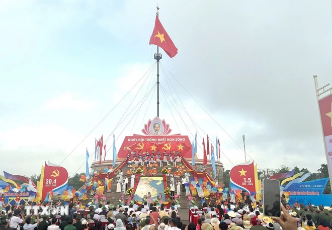 Lễ thượng cờ Thống nhất non sông tại Kỳ đài thuộc Di tích đặc biệt Đôi bờ Hiền Lương-Bến Hải. (Ảnh: Nguyên Linh/TTXVN)