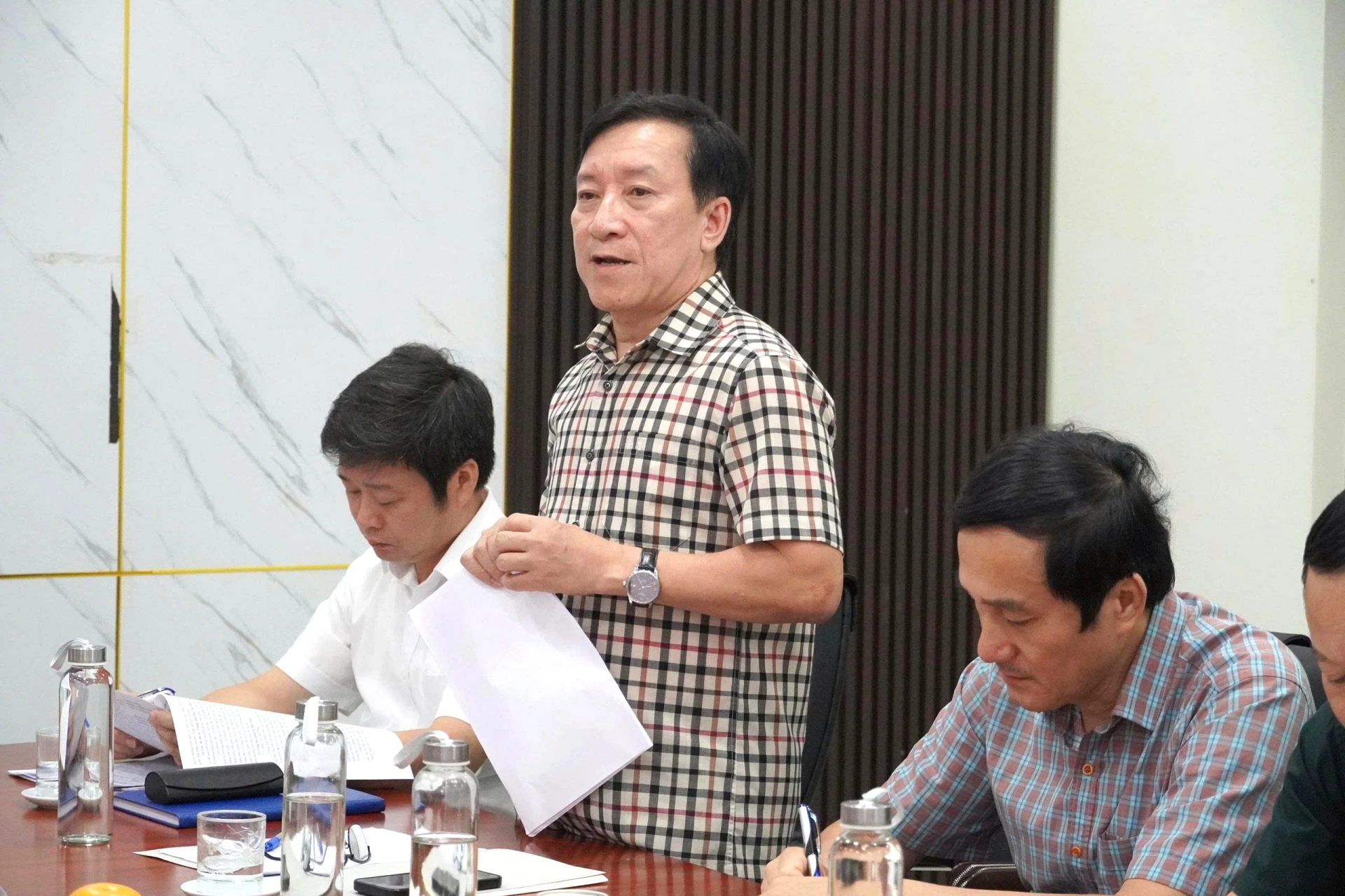 Trung tâm phát triển quỹ đất tỉnh báo cáo tại buổi làm việc - Ảnh: H.L