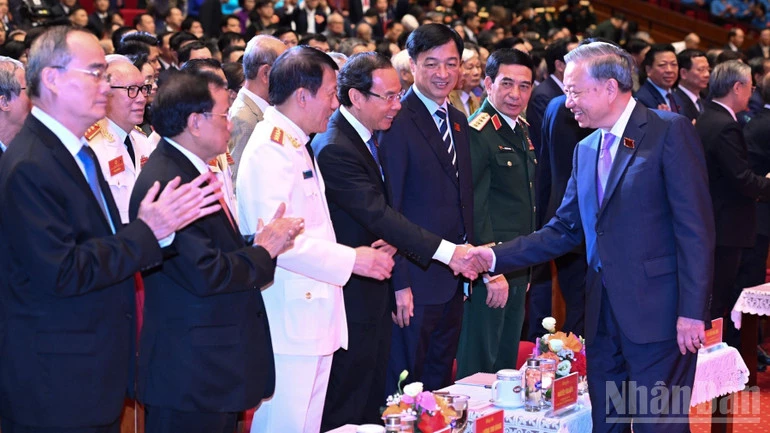 Tổng Bí thư Tô Lâm với các đồng chí lãnh đạo, nguyên lãnh đạo Đảng, Nhà nước tại lễ kỷ niệm. (Ảnh: Trần Hải)