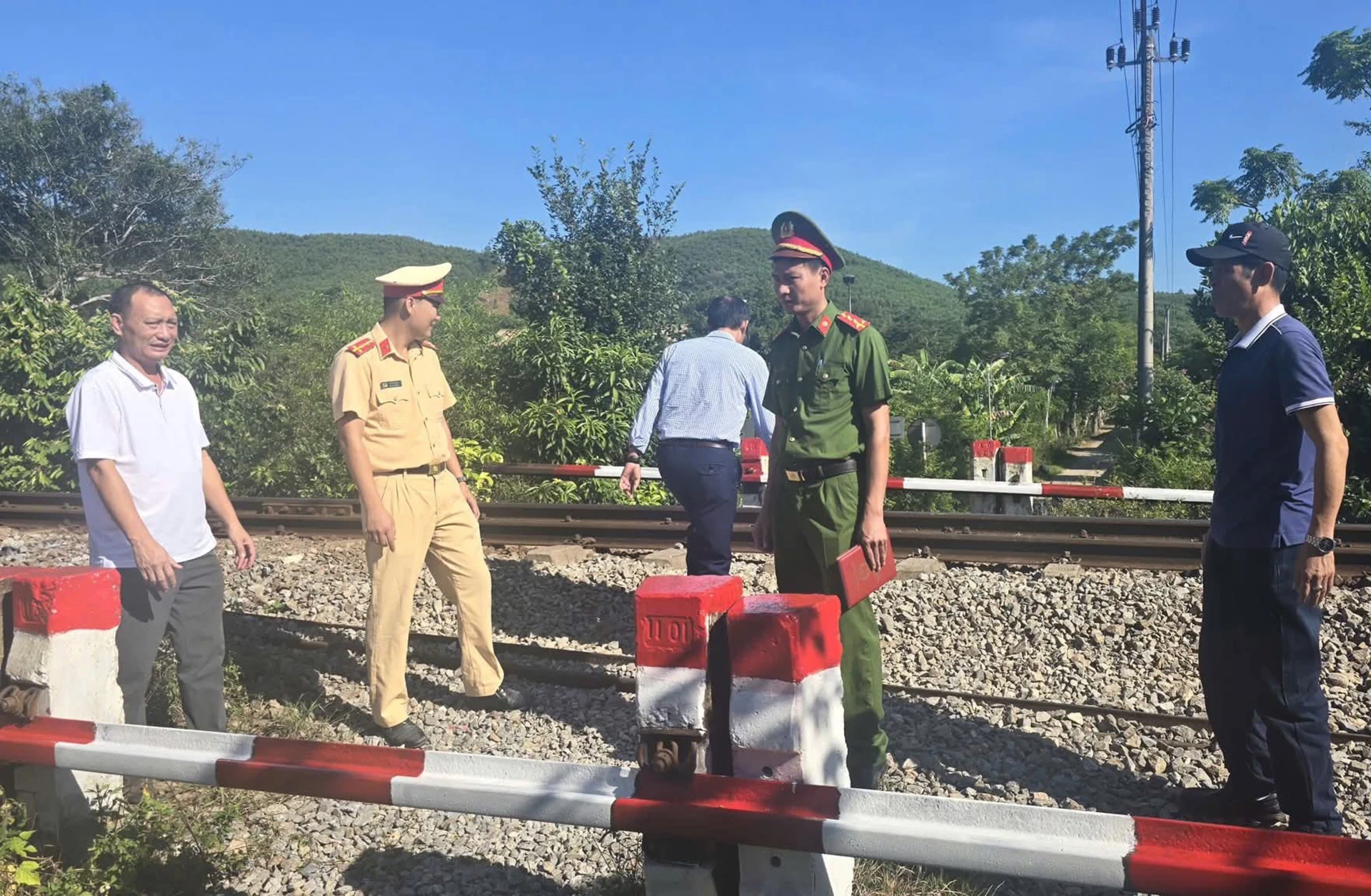 Lực lượng chức năng liên ngành phối hợp tiến hành rào đóng, xóa bỏ lối đi tự mở qua đường sắt. 