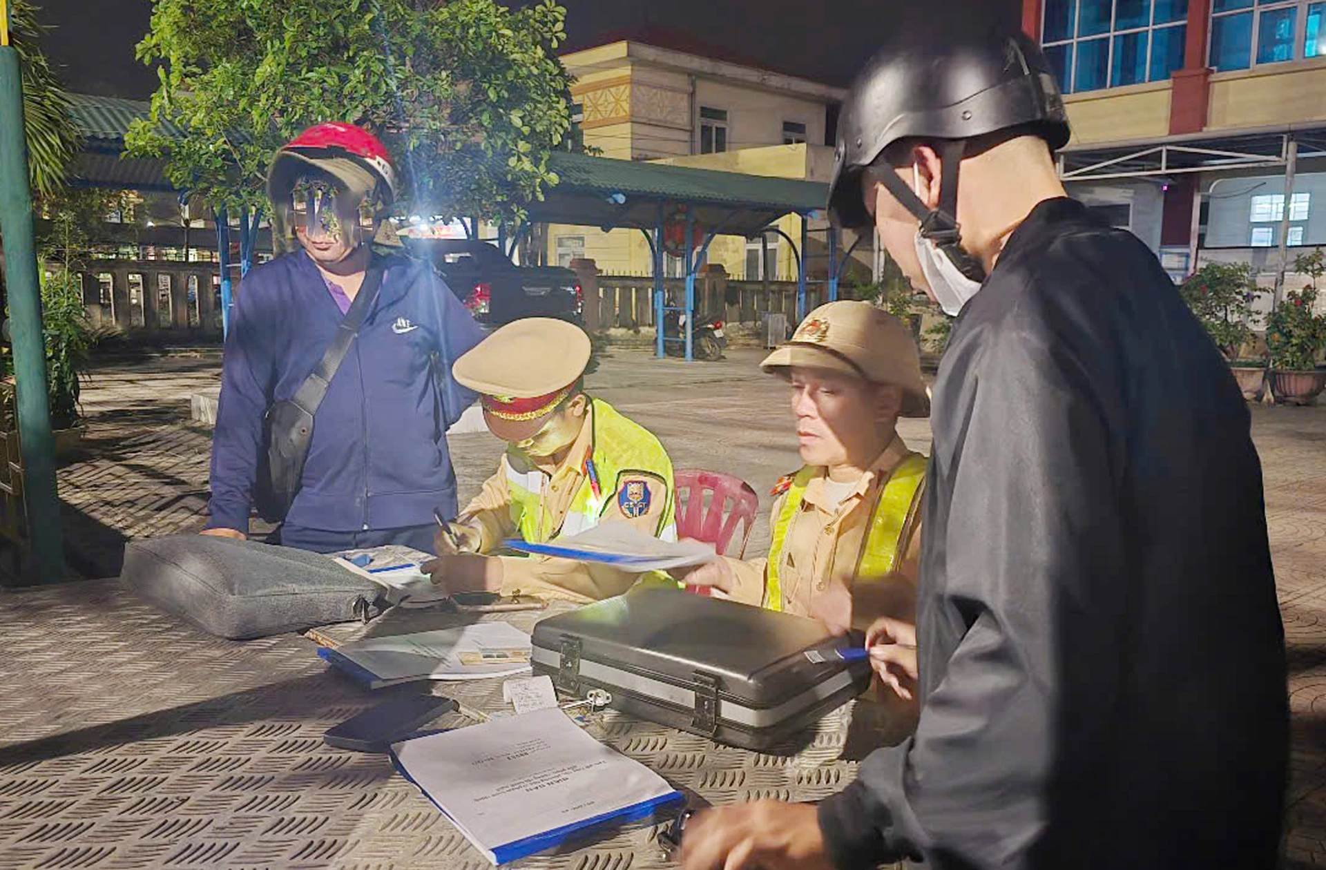 Lực lượng Cảnh sát giao thông xử lý các trường hợp vi phạm.