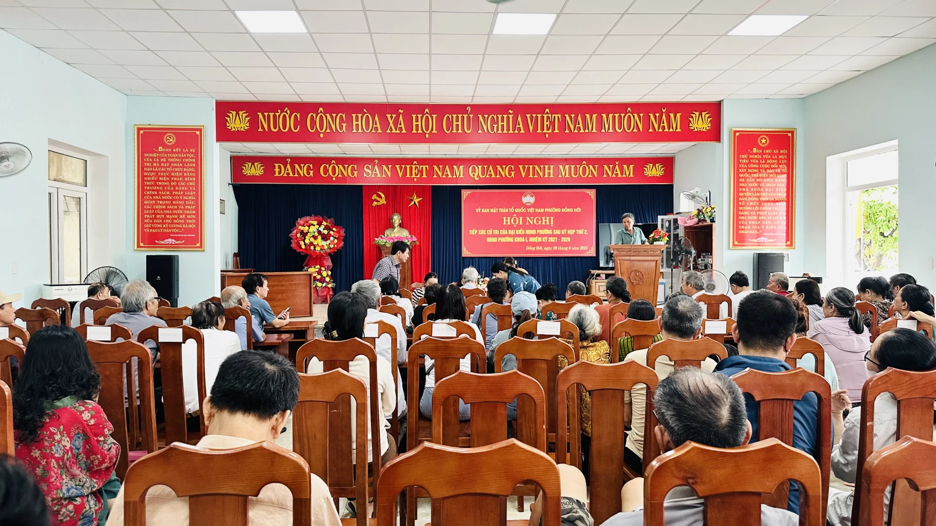 Quang cảnh tại buổi tặng quà cho nhân dân. Ảnh: B.N
