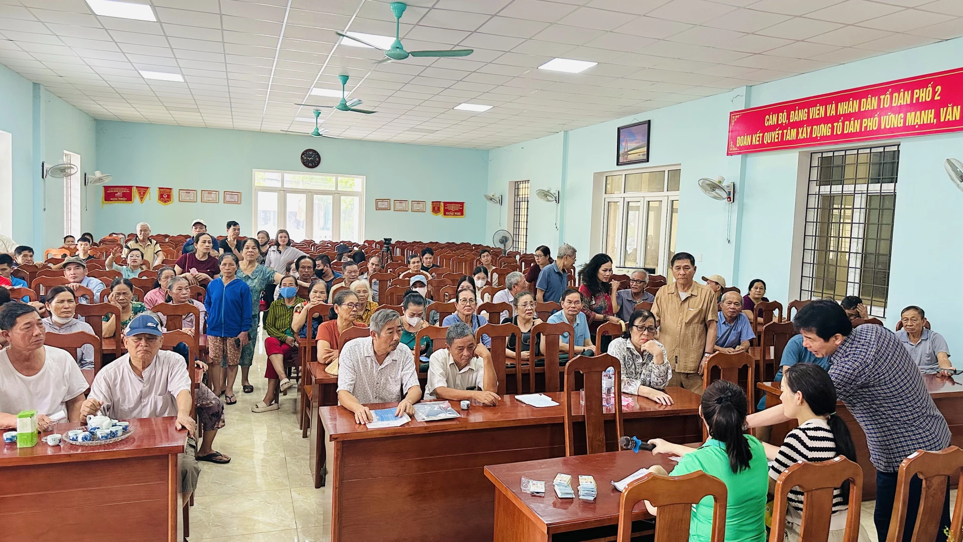 Không khí rộn ràng tại buổi trao tặng quà cho người dân tại phường Đồng Hới. Ảnh: B.N