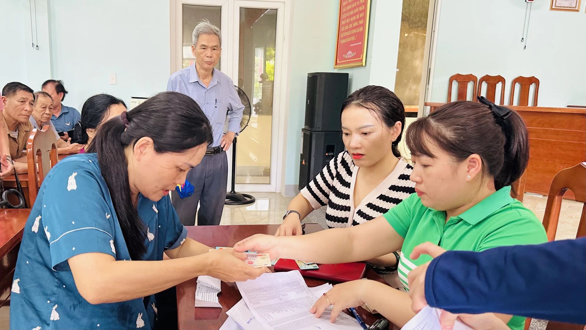 Người dân phường Đồng Hới nhận quà tặng 100.000 đồng/người nhân dịpkỷ niệm 80 năm Cách mạng tháng Tám thành công và Quốc khánh 2/9. Ảnh: B.N
