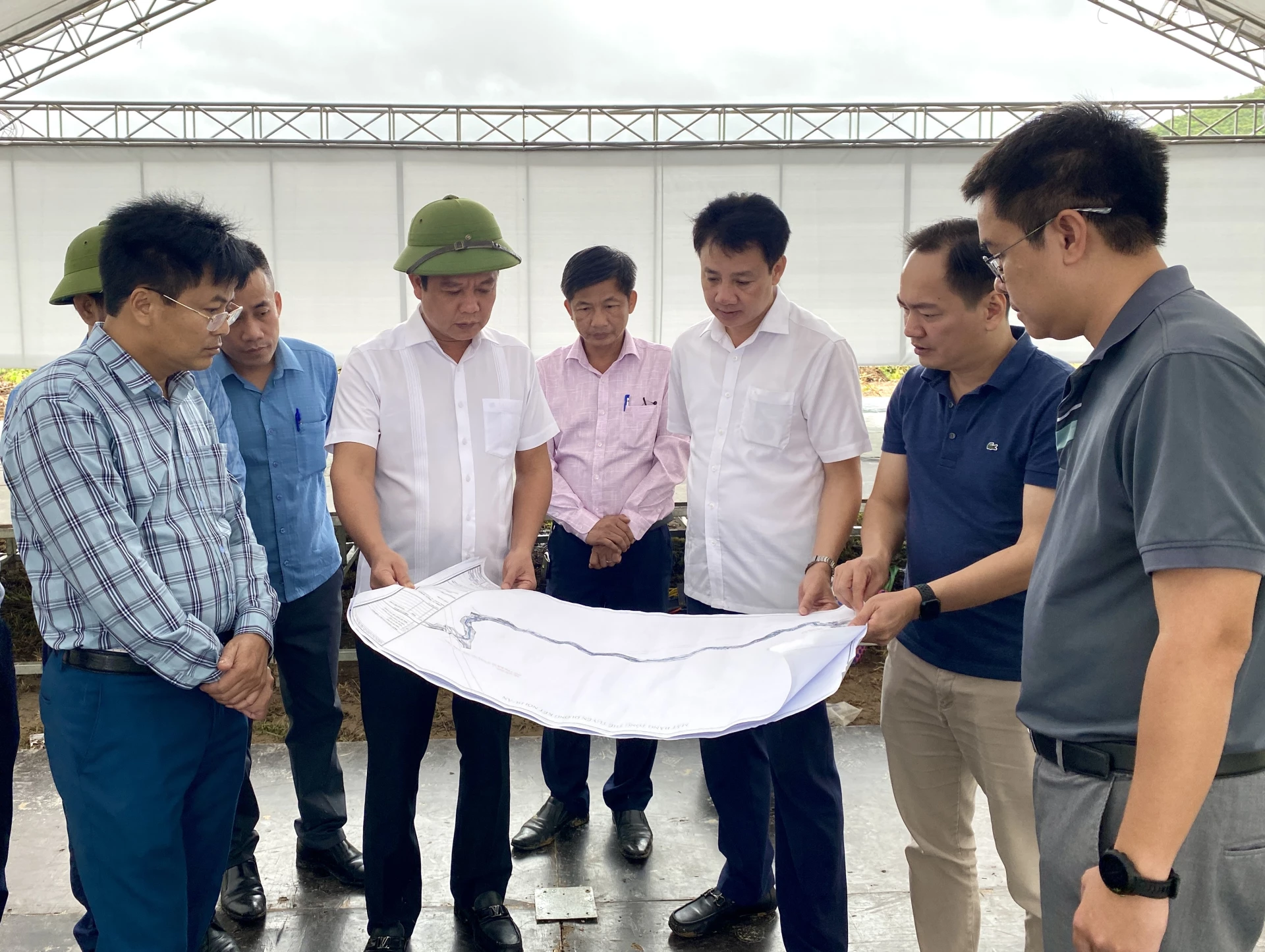 Đoàn công tác kiểm tra phương án triển khai lễ động thổ Trang trại chăn nuôn lợn công nghệ cao Gia Hân - Ảnh: H.N