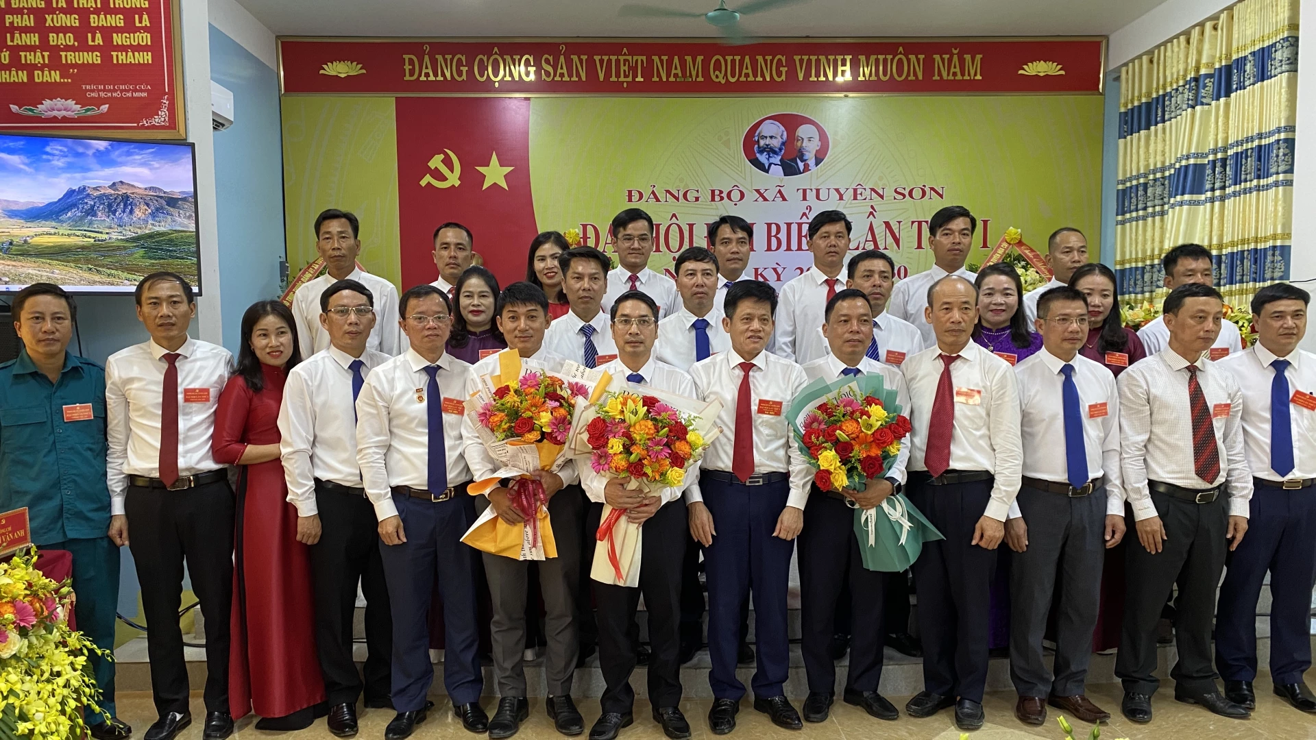 Lãnh đạo tỉnh tặng hoa chúc mừng Ban Chấp hành Đảng bộ xã Tuyên Sơn, nhiệm kỳ 2025-2030 - Ảnh: H.N