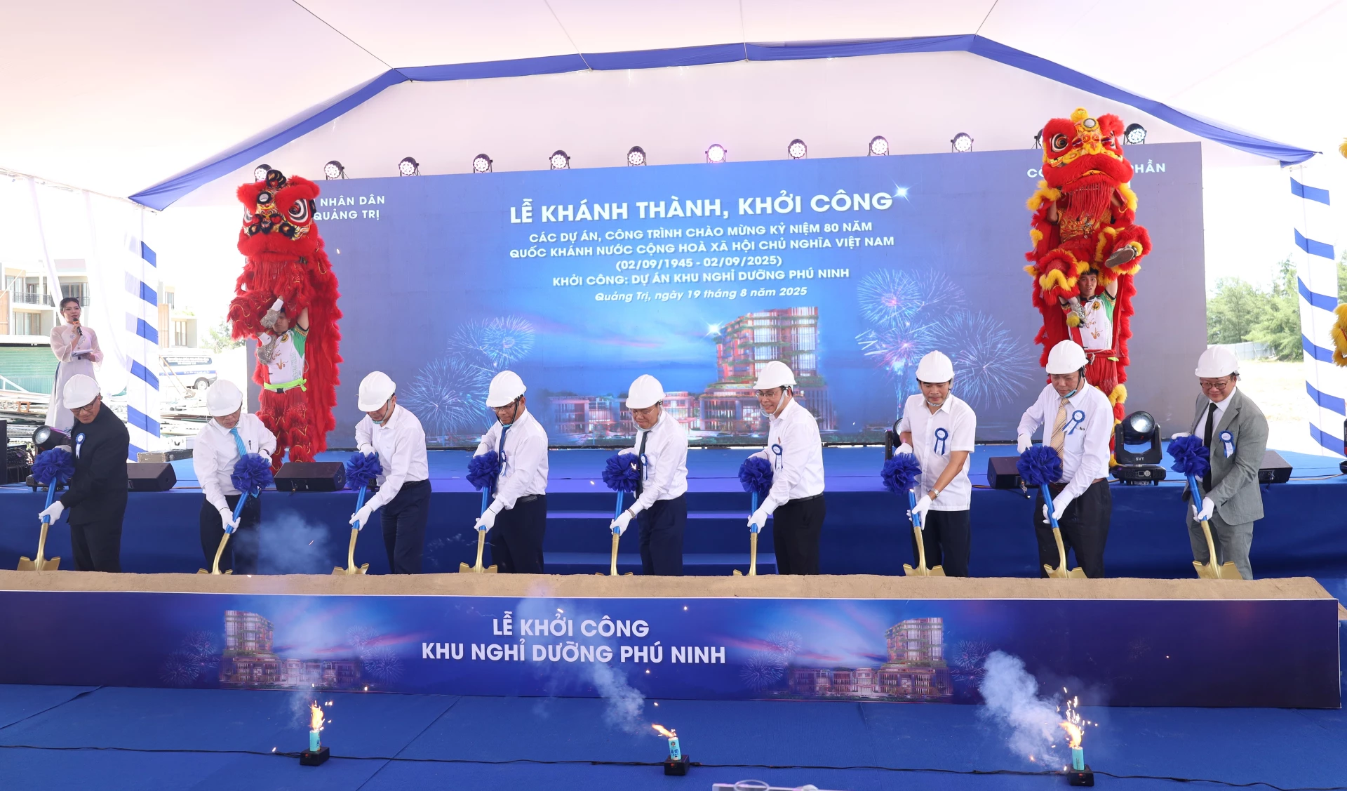 Đồng chí Phó Chủ tịch UBND tỉnh Lê Đức Tiến và các ban ngành, chủ đầu tư thực hiện nghi lễ khởi công Dự án Khu nghỉ dưỡng Phú Ninh