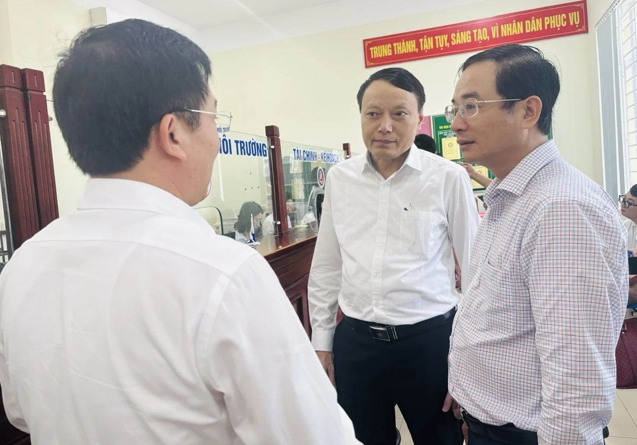 Đoàn công tác kiểm tra thực tế tại Trung tâm Phục vụ hành chính công phường Đồng Thuận - Ảnh: Kim Hoa