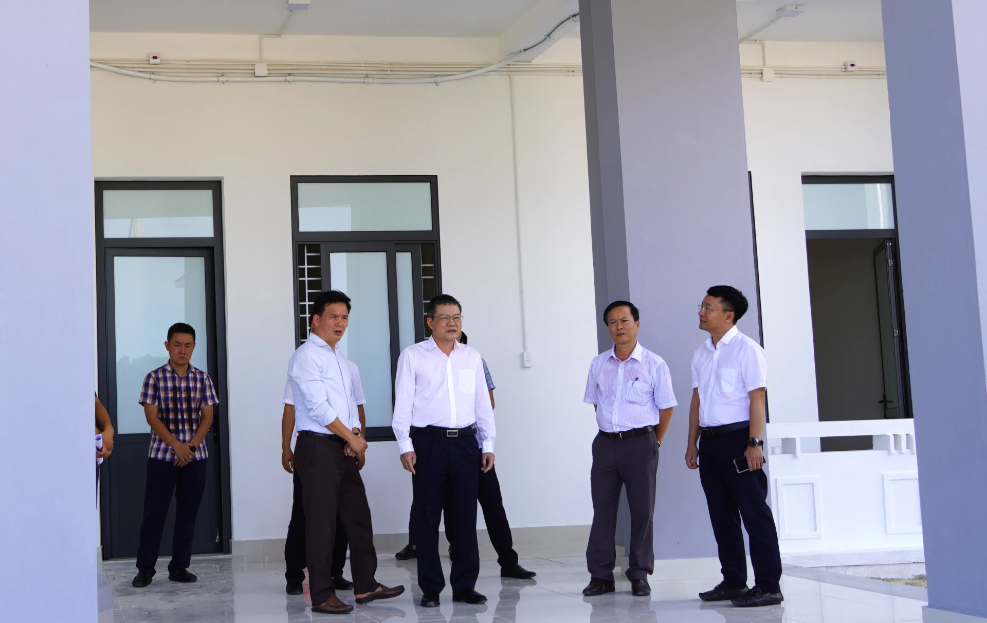 Phó Chủ tịch UBND tỉnh Phan Phong Phú cùng đoàn công tác kiểm tra công trình tại Trường trung cấp Kinh tế. Ảnh: H.T.
