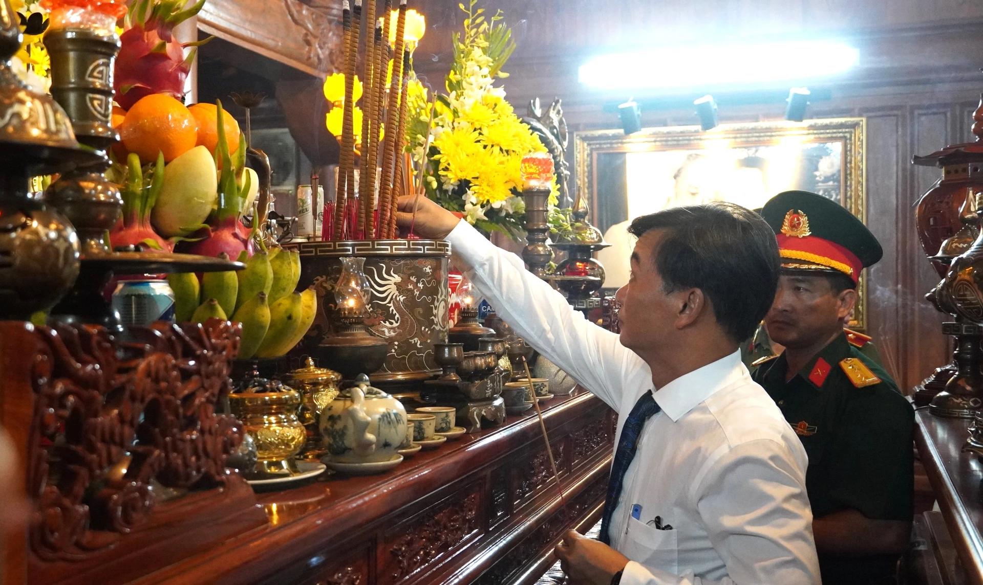 Lãnh đạo tỉnh dâng hương tưởng nhớ Chủ tịch Hồ Chí Minh và các Anh hùng liệt sĩ - Ảnh: QV