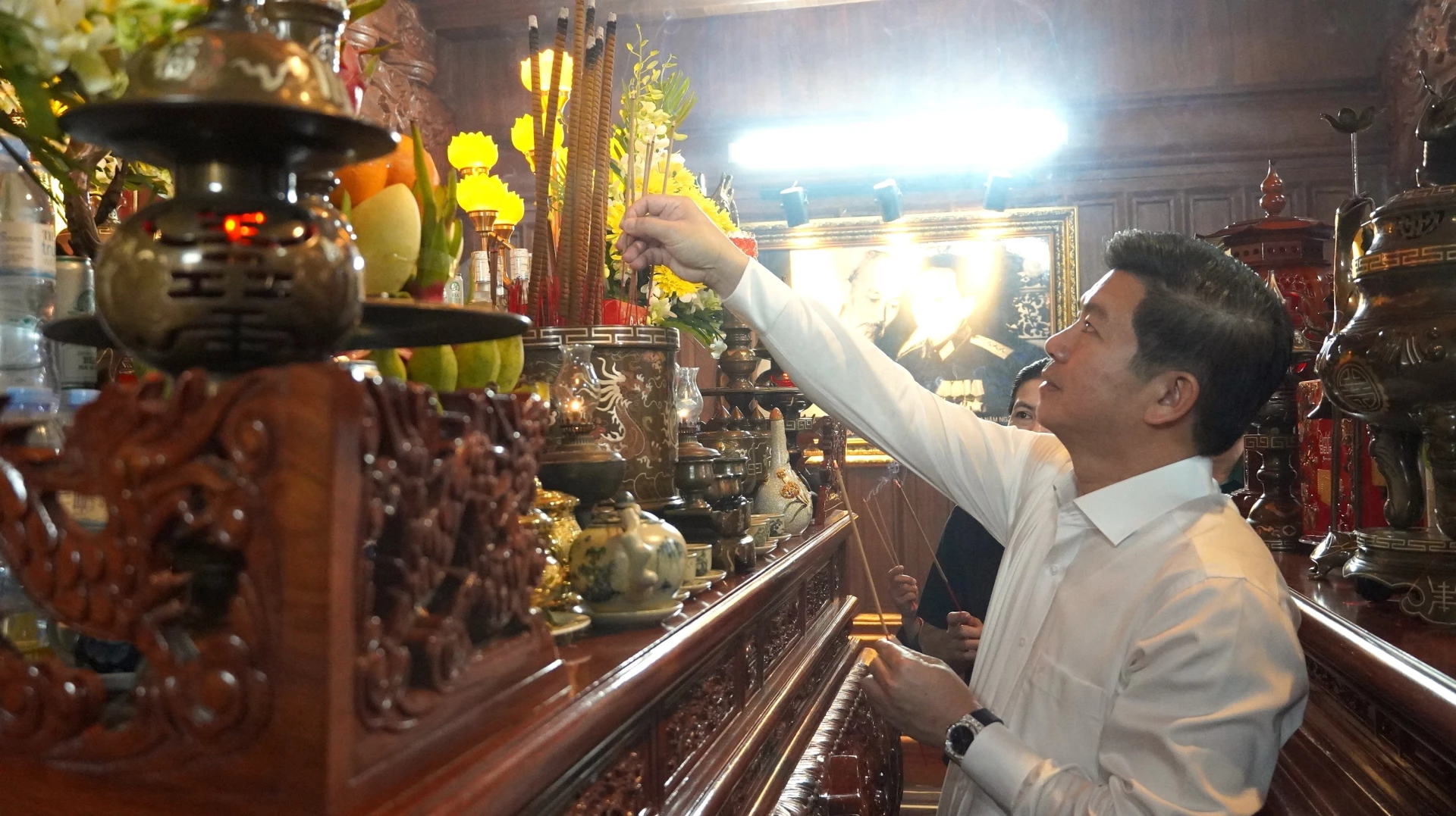Lãnh đạo tỉnh dâng hương tưởng nhớ Chủ tịch Hồ Chí Minh và các Anh hùng liệt sĩ - Ảnh: QV