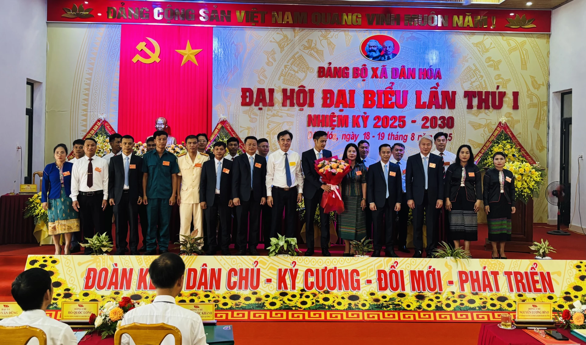 Lãnh đạo tỉnh tặng hoa chúc mừng Ban Chấp hành Đảng bộ xã Dân Hóa, nhiệm kỳ 2025-2030 - Ảnh: Kim Hoa