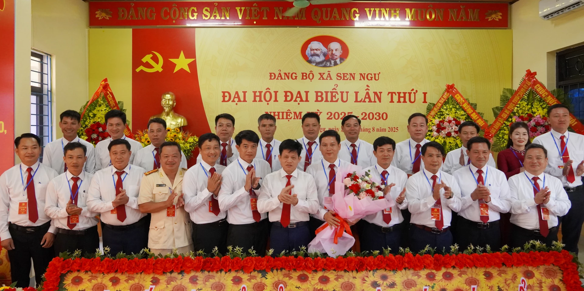 Chánh Văn phòng Tỉnh ủy Lê Văn Bảo tặng hoa chúc mừng Ban Chấp hành Đảng bộ xã Sen Ngư, nhiệm kỳ 2025 - 2030 - Ảnh: N.H