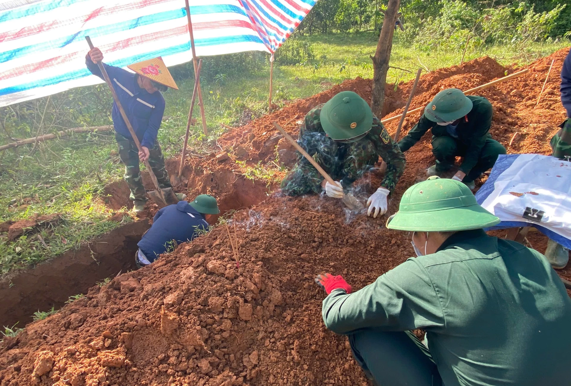 Đội Quy tập hài cốt liệt sĩ Đoàn KT-QP 337 tiếp tục mở rộng phạm vi tìm kiếm tại xã Khe Sanh - Ảnh: L.T
