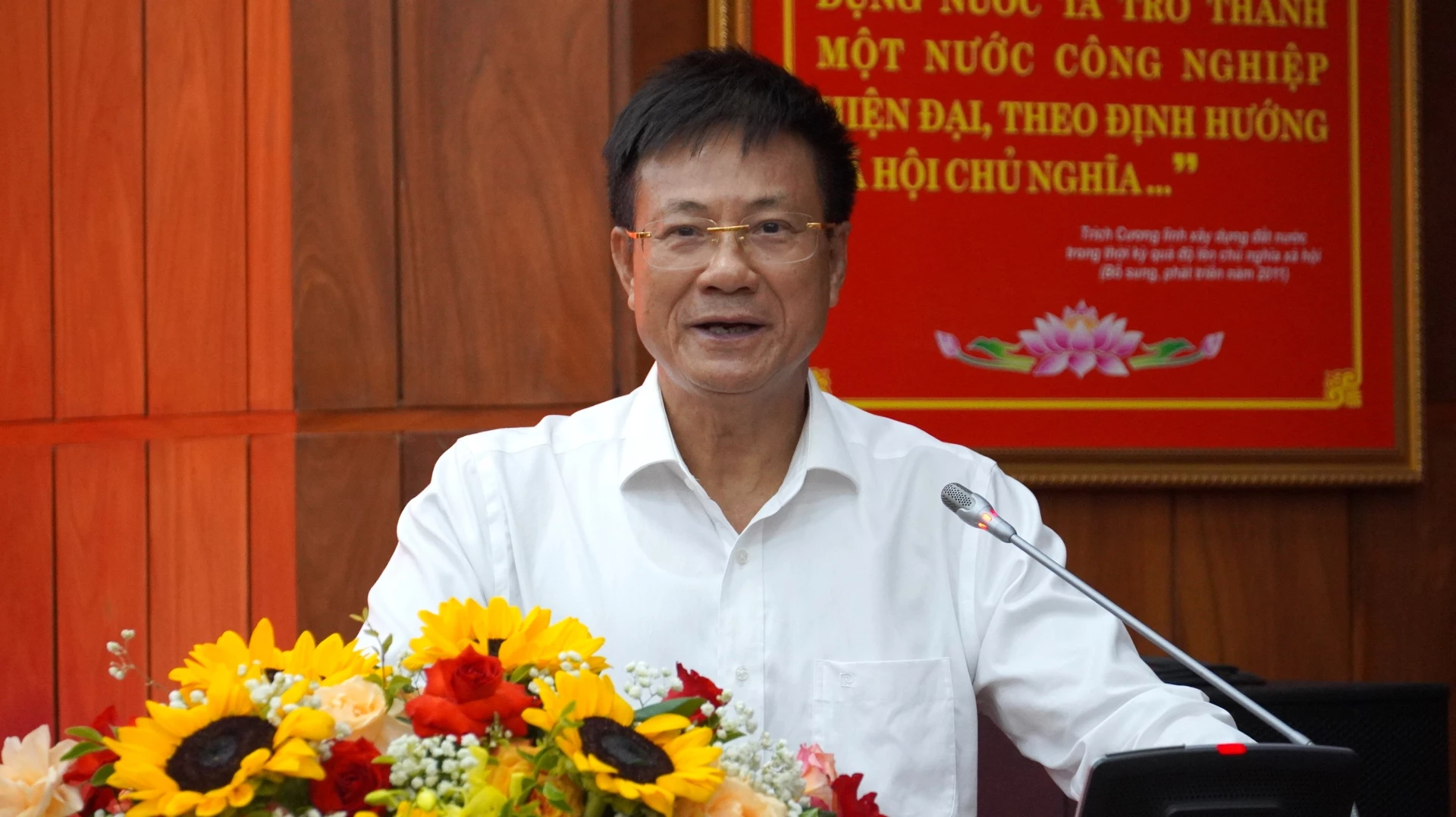 Các đồng chí nguyên lãnh đạo tỉnh qua các thời kỳ phát biểu tại buổi gặp mặt - Ảnh: QV