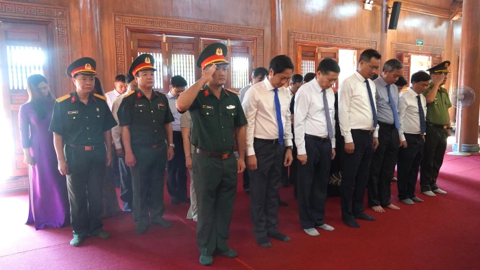 Lãnh đạo tỉnh dâng hương tại Đền thờ Bác Hồ và các Anh hùng liệt sĩ tỉnh