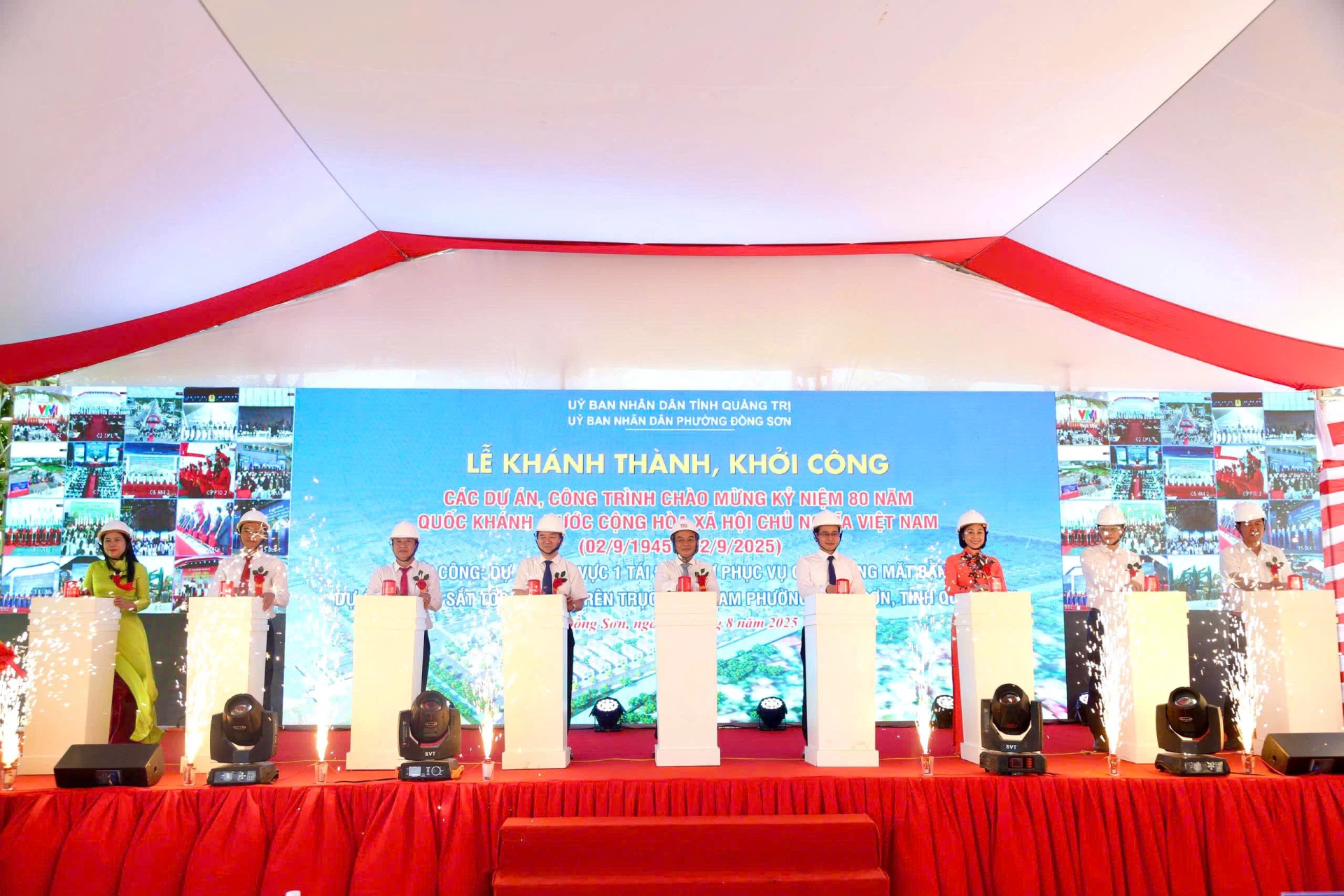 Các đại biểu bấm nút khởi công Dự án khu vực 1 tái định cư phục vụ GPMB Dự án đường sắt tốc độ cao trên trục Bắc-Nam phường Đồng Sơn - Ảnh: M.Đ