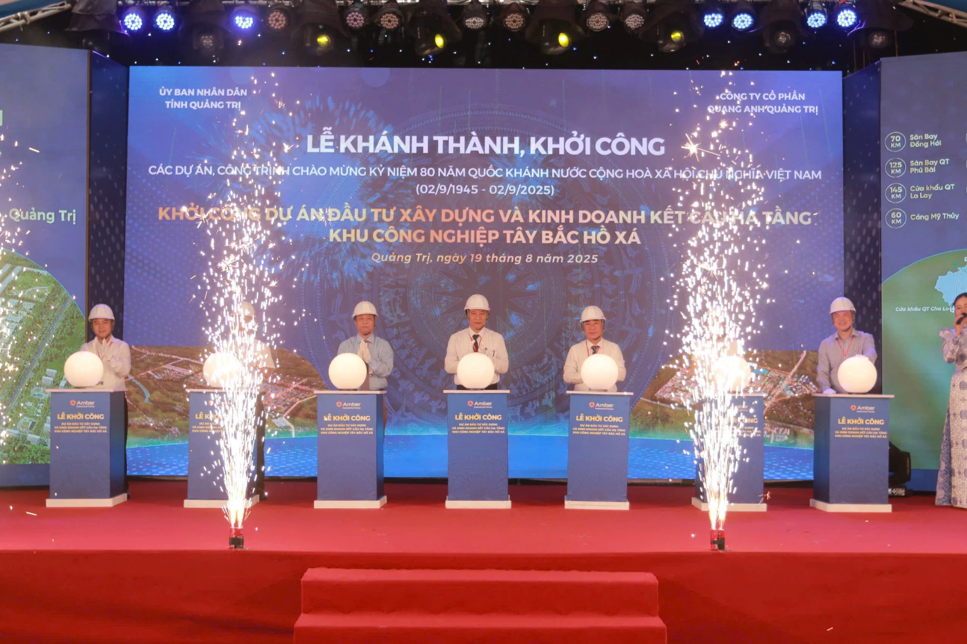 Các đại biểu bấm nút khởi công dự án - Ảnh: MT
