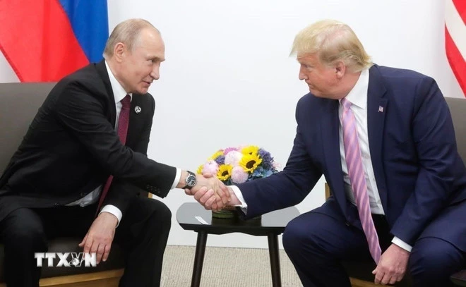 Tổng thống Nga Vladimir Putin (trái) và Tổng thống Mỹ Donald Trump tại cuộc gặp ở Osaka, Nhật Bản ngày 28/6/2019. (Ảnh: Getty Images/TTXVN)