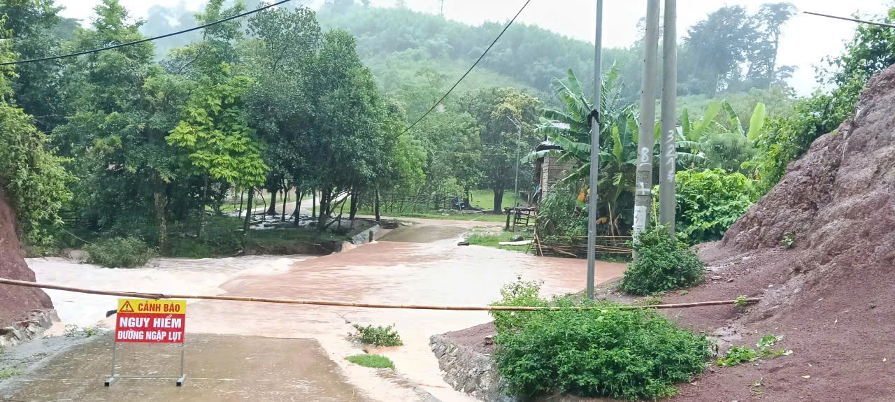 Mưa lớn làm ngập lụt cục bộ các cầu tràn trên địa bàn - Ảnh: CTV