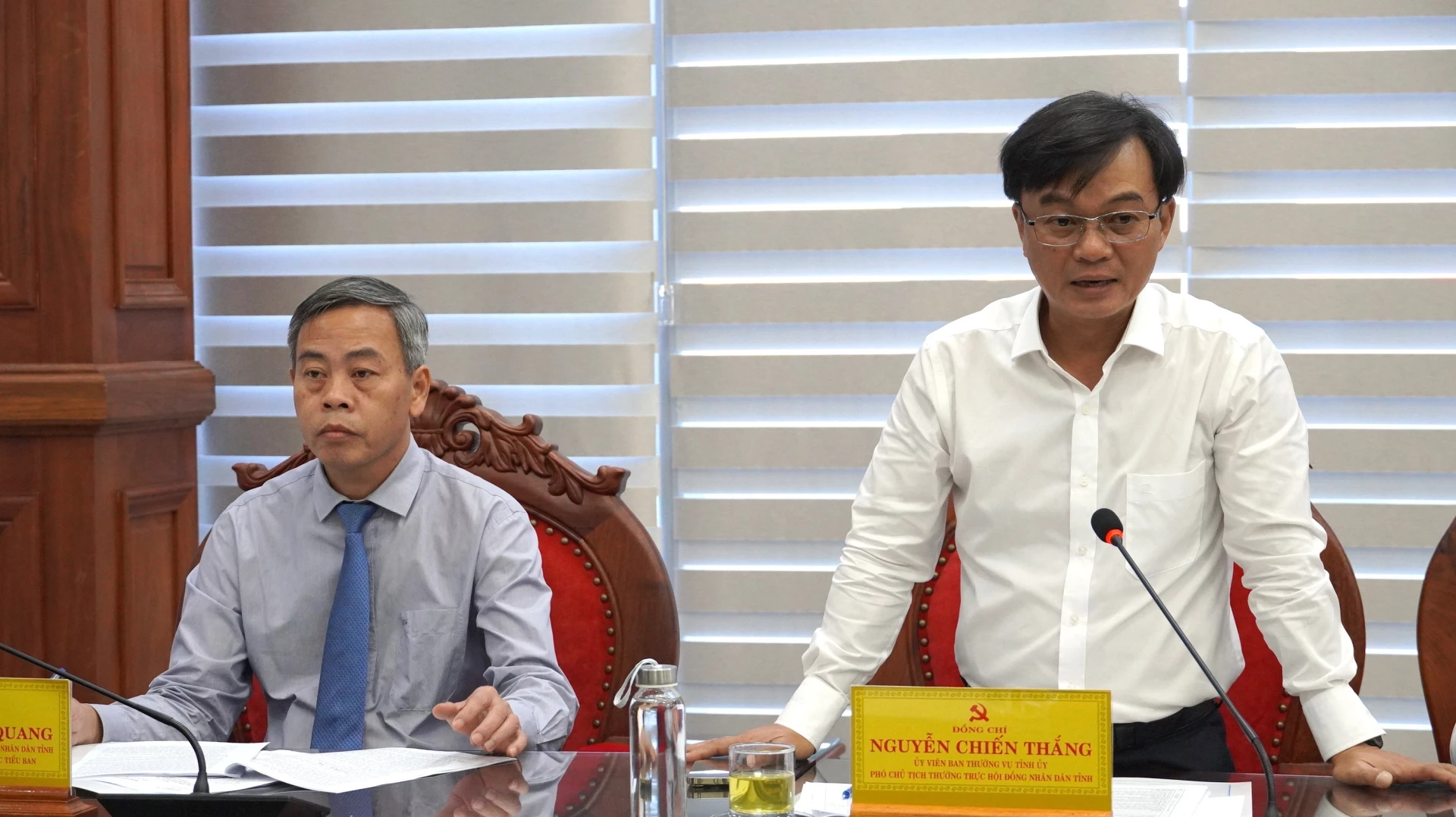 Phó Chủ tịch Thường trực HĐND tỉnh Nguyễn Chiến Thắng phát biểu tại phiên họp - Ảnh: QV