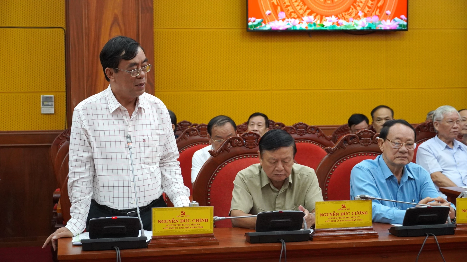 Các đồng chí nguyên lãnh đạo tỉnh qua các thời kỳ phát biểu tại buổi gặp mặt - Ảnh: QV