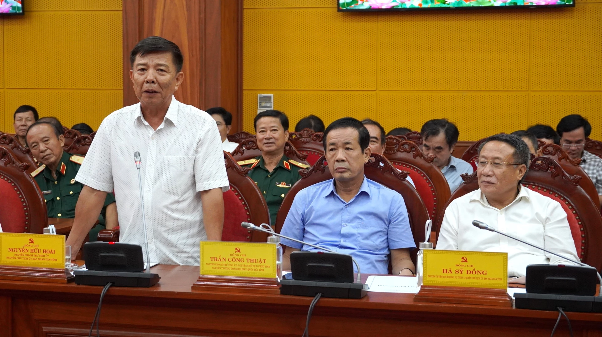 Các đồng chí nguyên lãnh đạo tỉnh qua các thời kỳ phát biểu tại buổi gặp mặt - Ảnh: QV