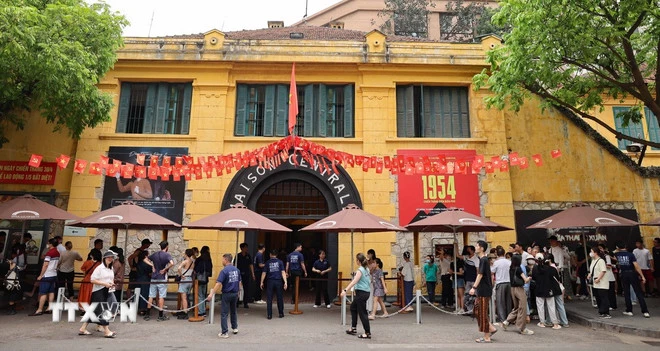 Di tích nhà tù Hỏa Lò là “Địa chỉ đỏ,” nơi giáo dục truyền thống yêu nước, cách mạng tới mọi tầng lớp nhân dân, đặc biệt là thế hệ trẻ. (Ảnh: Thanh Tùng/TTXVN)