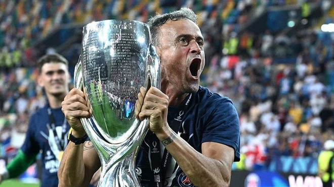 Luis Enrique phấn khích khi cùng PSG giành Siêu cúp châu Âu. (Nguồn: Getty Images)