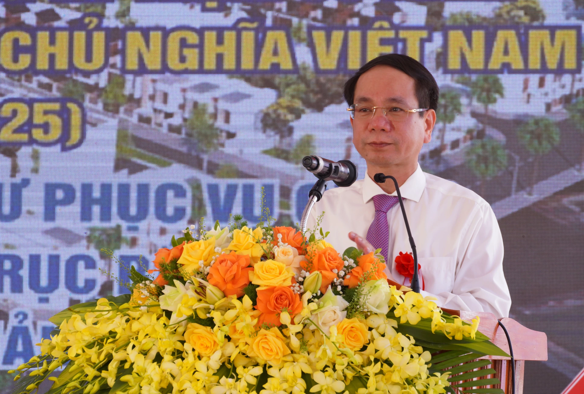 Bí thư Đảng ủy phường Ba Đồn Phan Mạnh Hùng phát biểu tại lễ khởi công - Ảnh: N.H