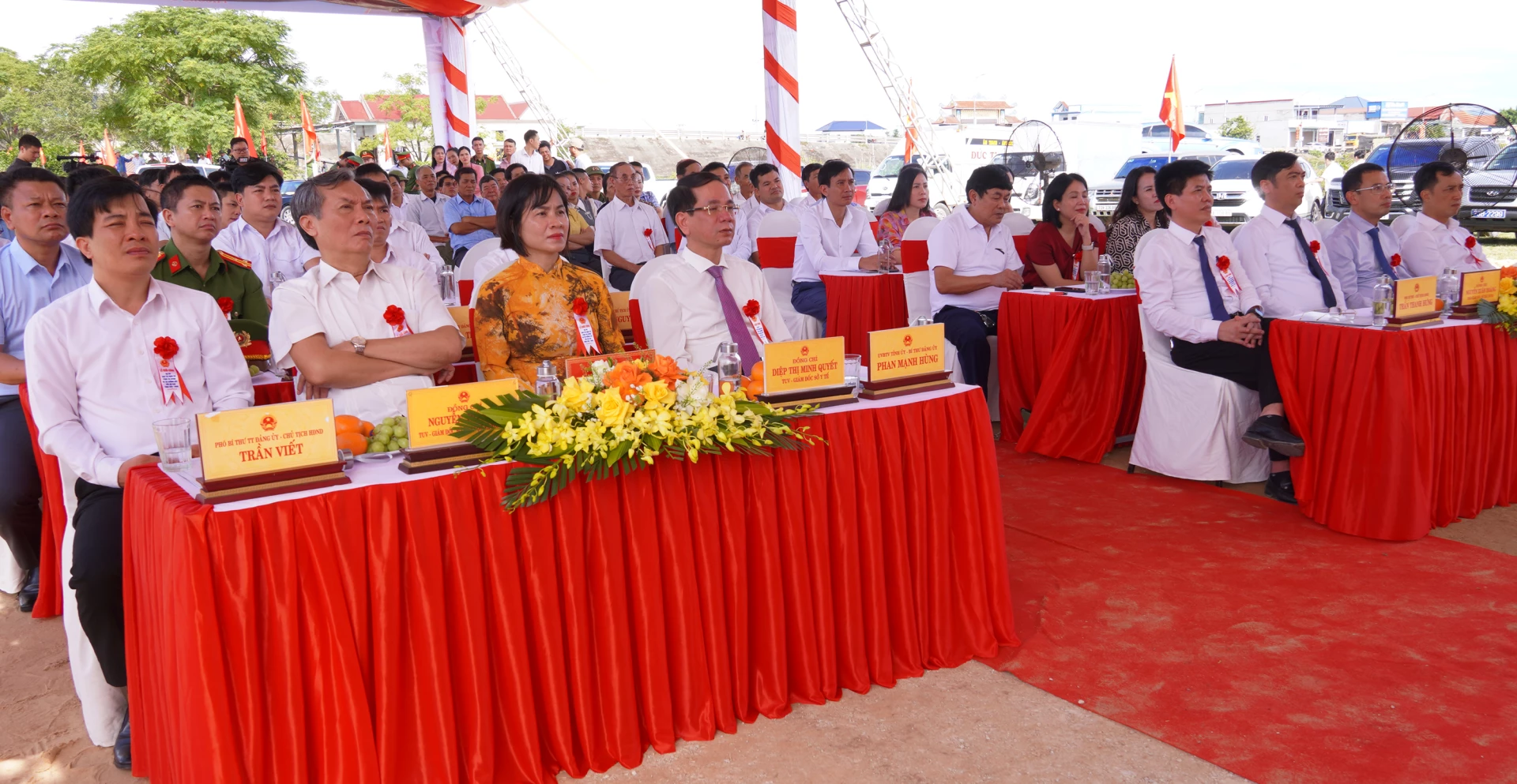 Các đại biểu dự lễ khởi công - Ảnh: N.H