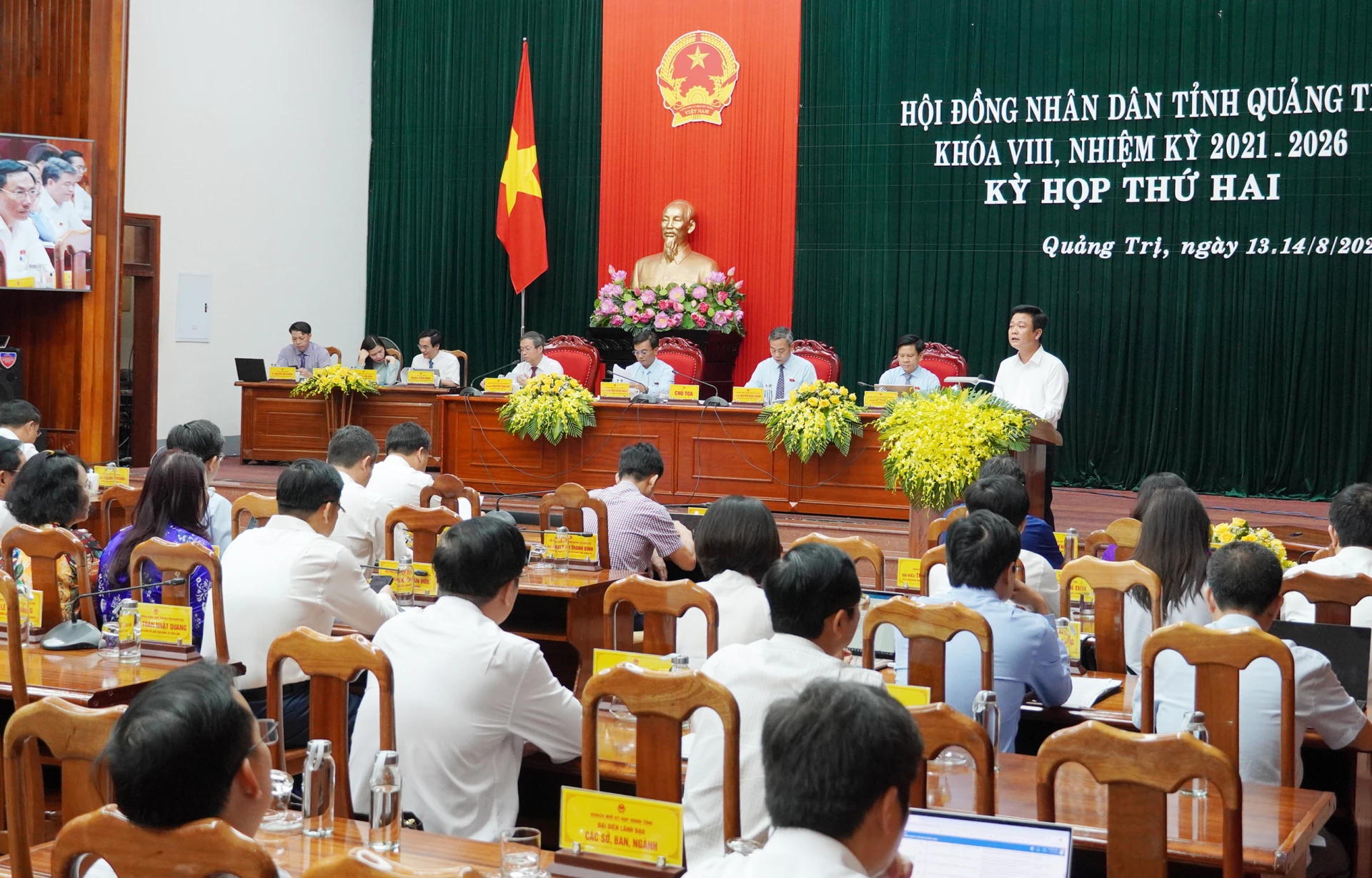 Đại diện các sở ngành trả lời chất vấnại kỳ họp thứ 2, HĐND tỉnh khóa VIII. Ảnh: X.P