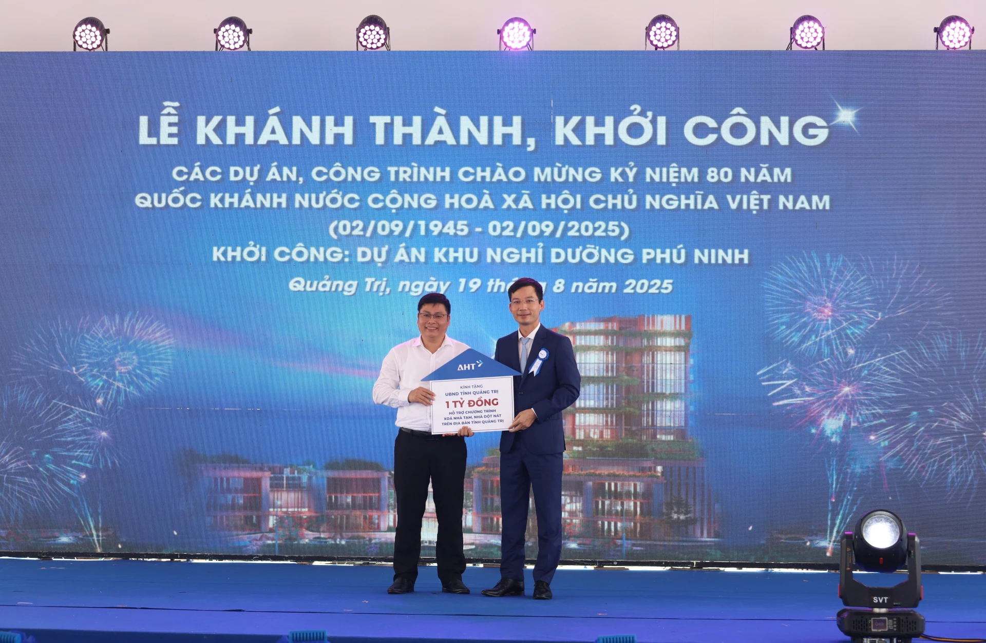 Công ty Cổ phần Đầu tư khai thác Nhà ga Quốc tế Đà Nẵng trao biển tượng trưng số tiền 1 tỷ đồng hỗ trợ xóa nhà tạm, dột nát trên địa bàn tỉnh Quảng Trị 