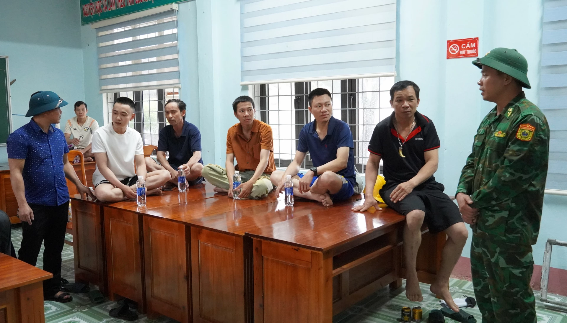 Công nhân đang thi công tại một số công trình trọng điểm tại xã Phú Trạch được di dời vào Trường THCS Quảng Đông tránh trú bão số 5 - Ảnh: N.H 