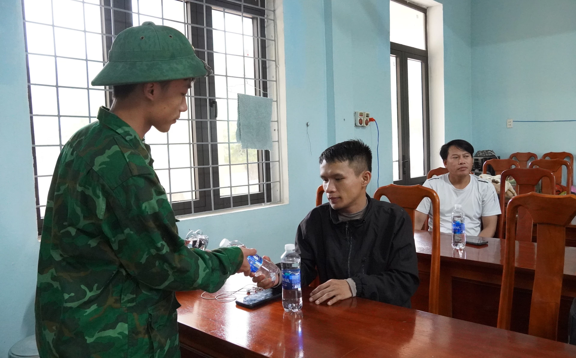 Lực lượng Biên phòng cung cấp nhu yếu phẩm cho công nhân đang tránh trú bão số 5 - Ảnh: N.H 