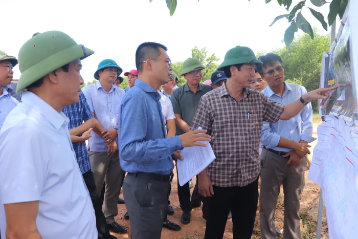 Kiểm tra tình hình thực hiện các dự án đường ven biển