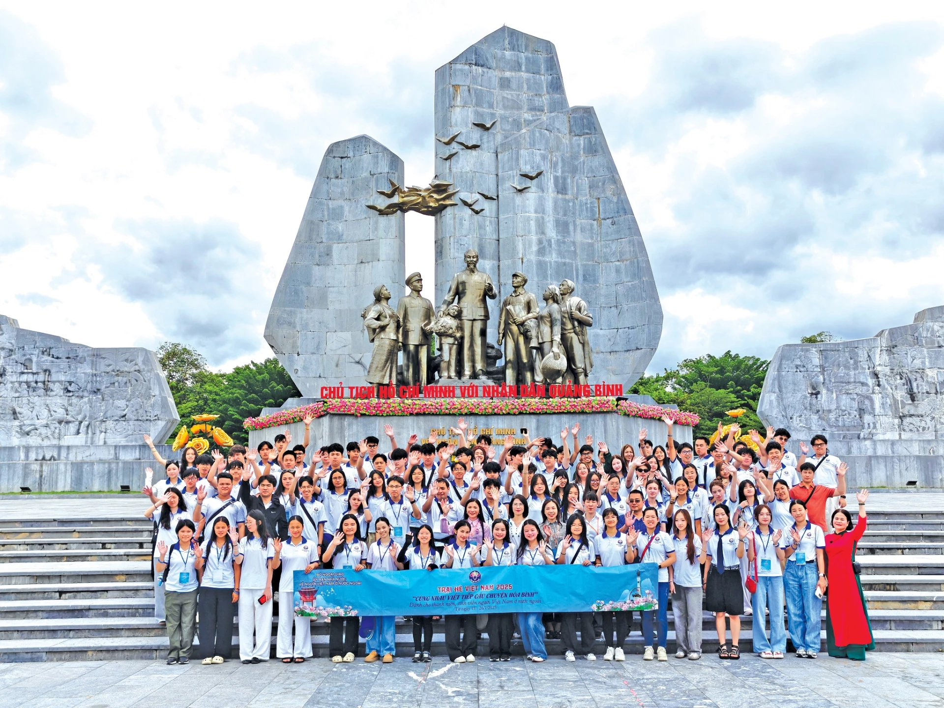 Thành viên Trại hè Việt Nam năm 2025 chụp ảnh lưu niệm tại Quảng trường Hồ Chí Minh, phường Đồng Hới - Ảnh: T.P