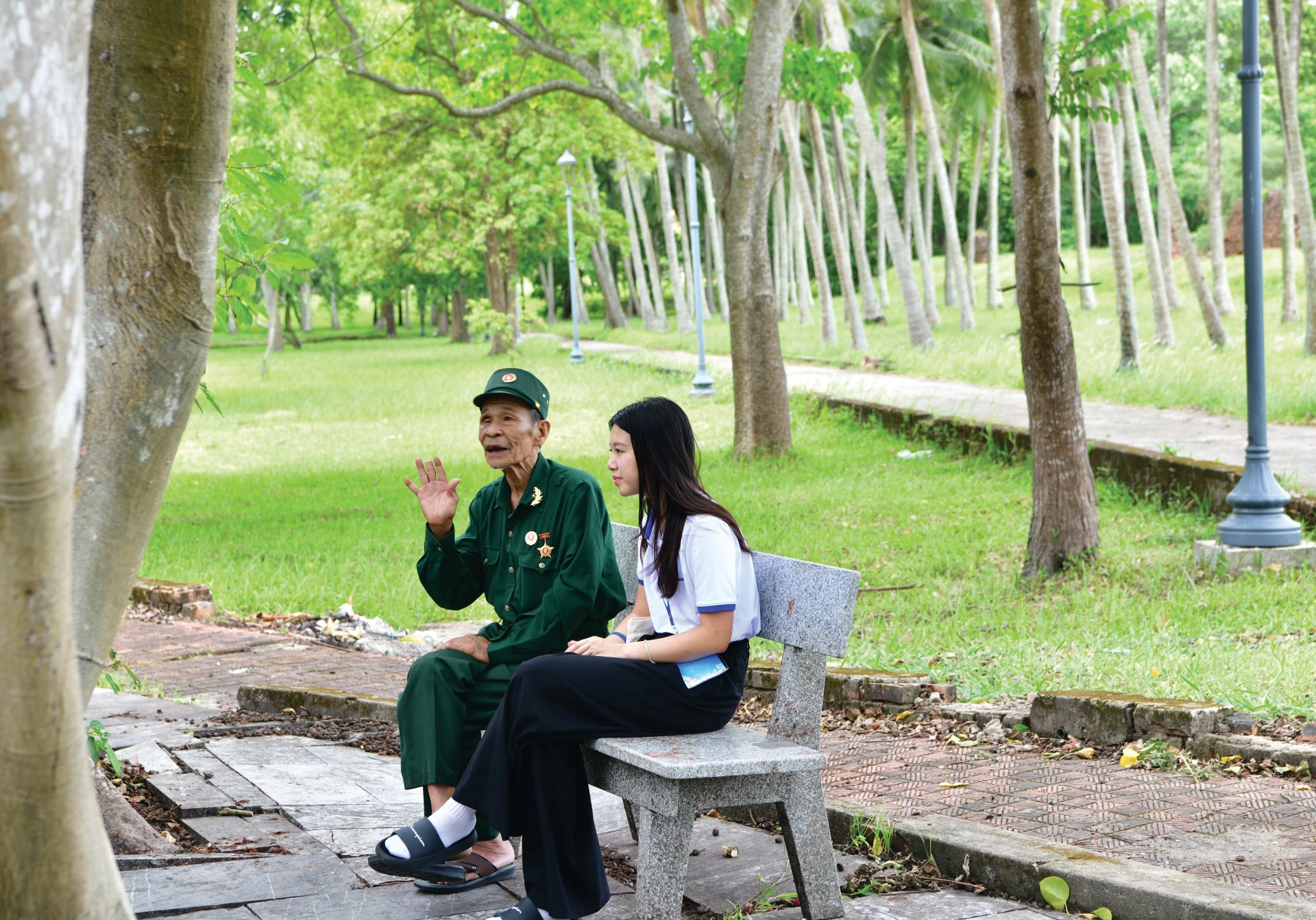 Với kiều bào trẻ, câu chuyện về sự hy sinh của các cựu chiến binh rất hấp dẫn - Ảnh: T.P