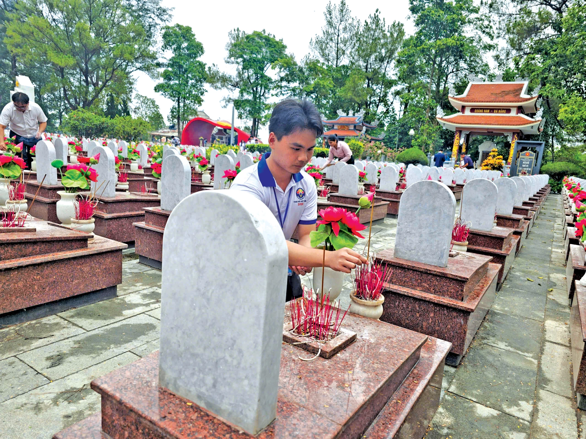 Vann Bora thành kính dâng hương tại Nghĩa trang liệt sĩ quốc gia Trường Sơn - Ảnh: T.P