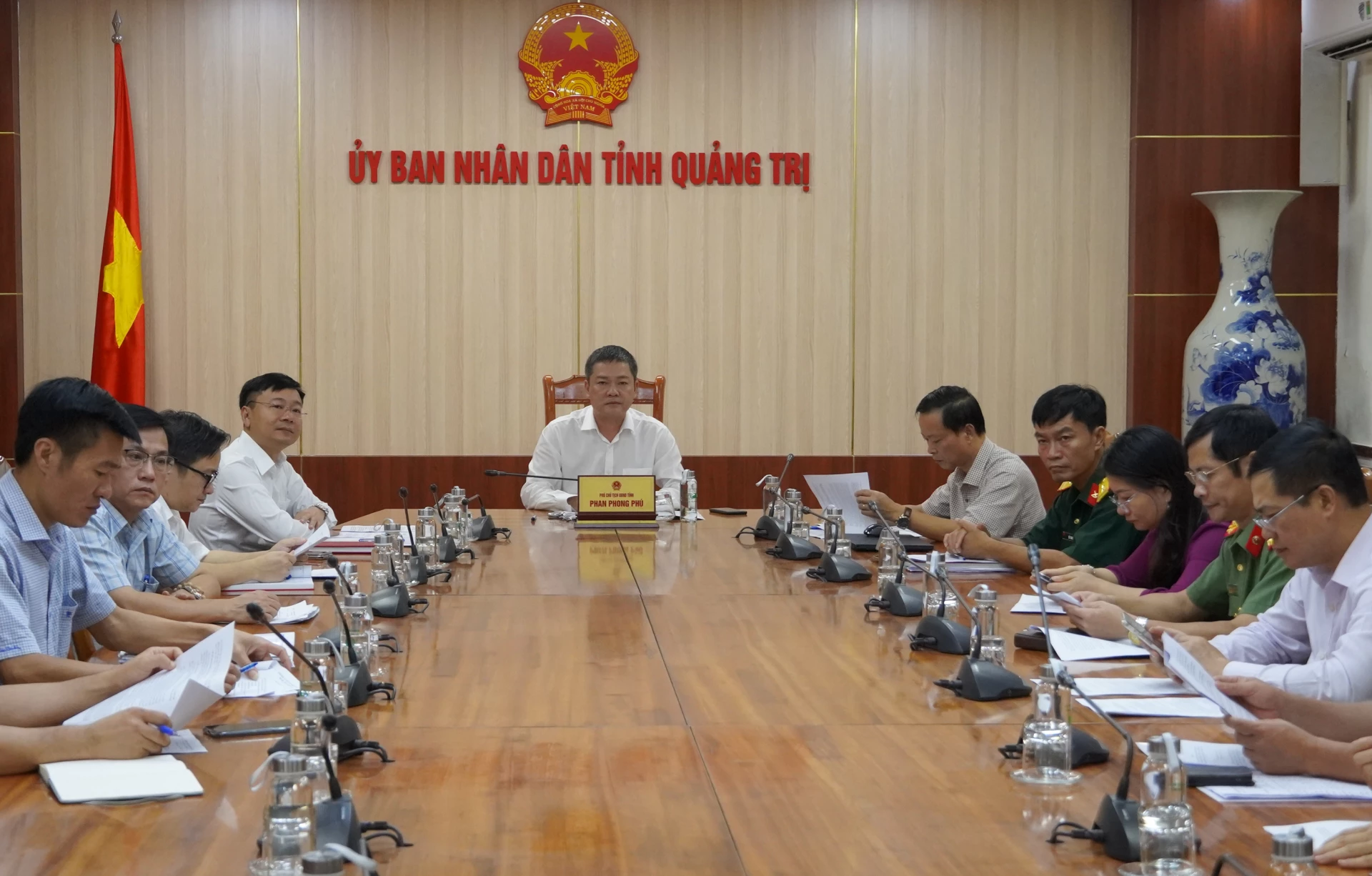 Phó Chủ tịch UBND tỉnh Phan Phong Phú tham dự hội nghị tại điểm cầu tỉnh Quảng Trị - Ảnh: N.H