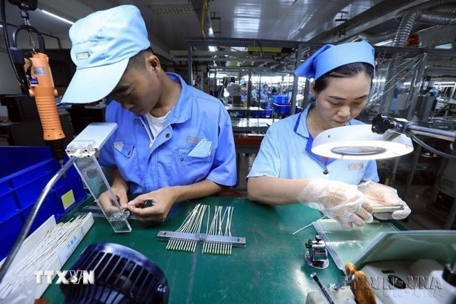 Sản xuất, gia công linh kiện đo lường nhiệt độ của Công ty TNHH Sankoh Việt Nam (100% vốn Nhật Bản) tại Khu công nghiệp Bờ Trái Sông Đà, tỉnh Hòa Bình. (Ảnh: Tuấn Anh/TTXVN)