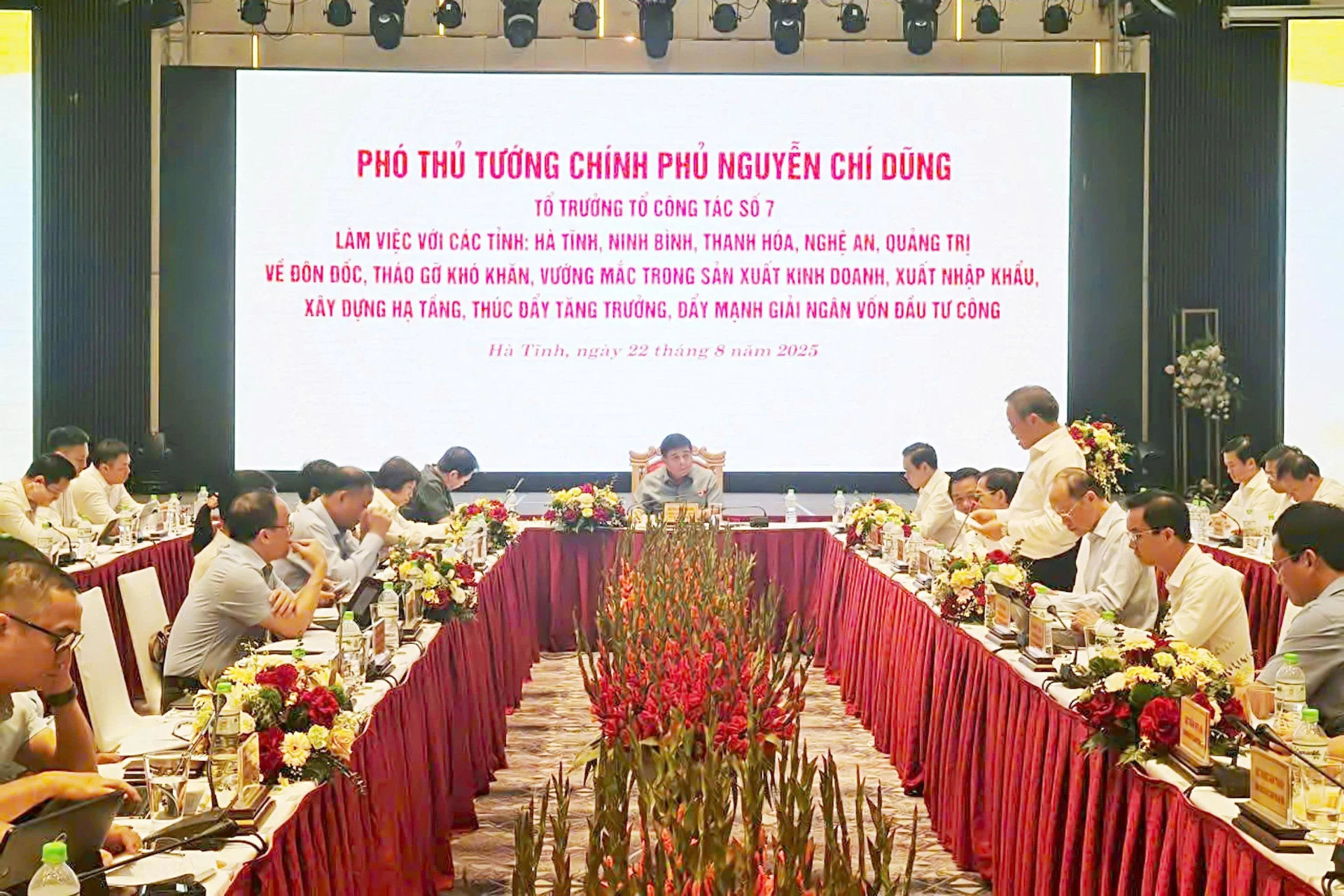 Quang cảnh buổi làm việc. Ảnh: Văn phòng UBND tỉnh.