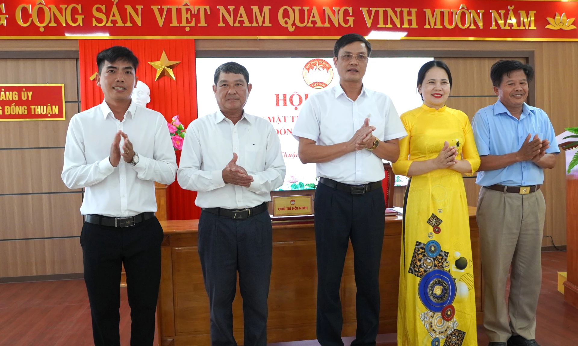 Thường trực Ủy ban MTTQVN phường Đồng Thuận nhận nhiệm vụ. Ảnh: HT