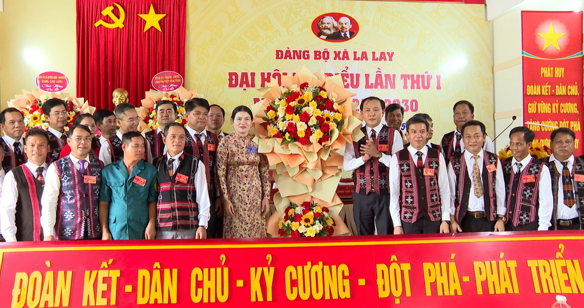 Ban Chấp hành Đảng bộ xã La Lay khóa I, nhiệm kỳ 2025 – 2030 ra mắt Đại hội